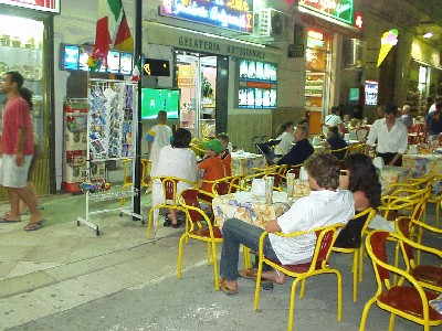 Am Abend in Vieste: Eis und Fussball-WM.