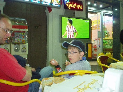 Am Abend in Vieste: Eisessen und Fussball-WM.