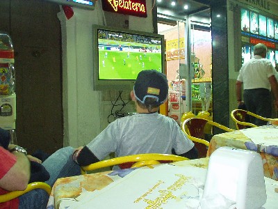 Am Abend in Vieste: Eisessen und Fussball-WM.